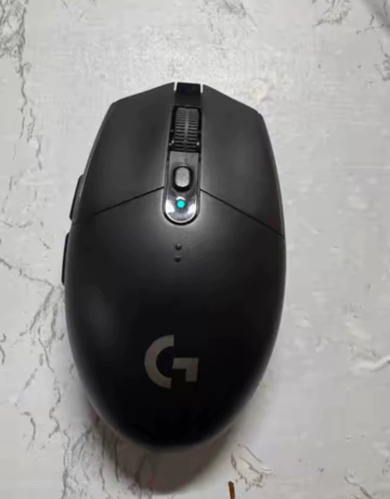 罗技G304无线鼠标适合打游戏、电竞、办公都很适合。 【功能亮点】使用新型传感器,轻质便携用起来跟国行没有区别的,办公作图流畅,热门的游戏轻松驾驭。 海外出 罗技G304无线鼠标适合打游戏、电竞、办公都很适合。 【功能亮点】使用新型传感器,轻质便携用起来跟国行没有区别的,办公作图流畅,热门的游戏轻松驾驭。 海外出
